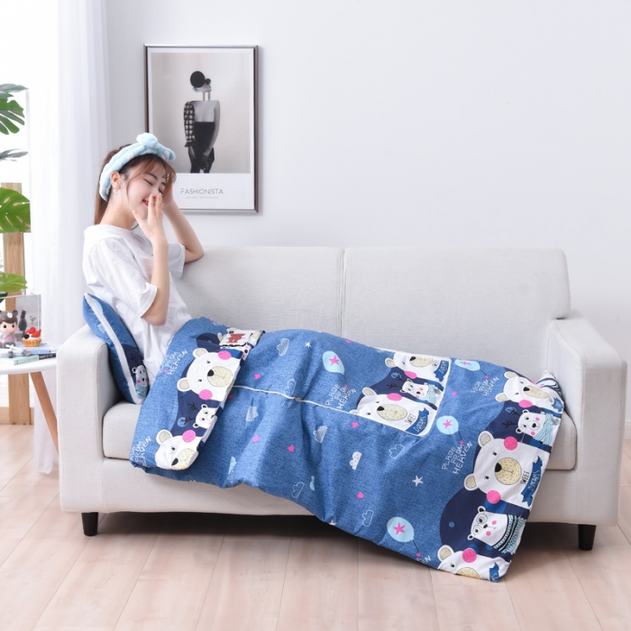 91家纺网 家纺一手货源 找家纺 阳光依佰抱枕被 2022新款韩舒棉多功能印花抱枕被 云朵熊