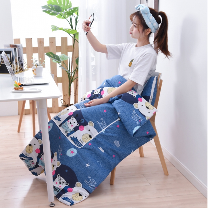 91家纺网 家纺一手货源 找家纺 阳光依佰抱枕被 2022新款韩舒棉多功能印花抱枕被 云朵熊