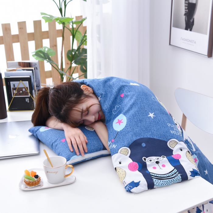 91家纺网 家纺一手货源 找家纺 阳光依佰抱枕被 2022新款韩舒棉多功能印花抱枕被 云朵熊