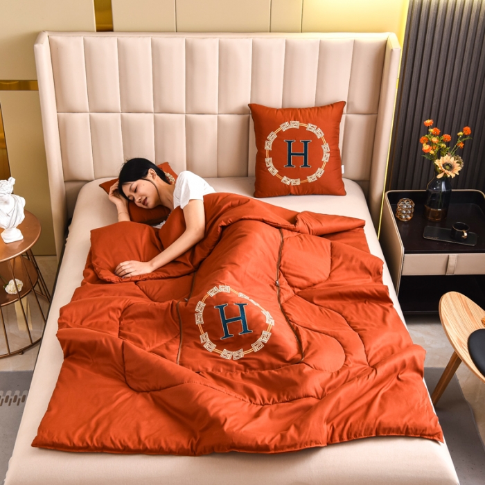 91家纺网 家纺一手货源 找家纺 阳光依佰抱枕被 2022新款磨毛回纹刺绣靠枕靠垫抱枕被 艾玛橙