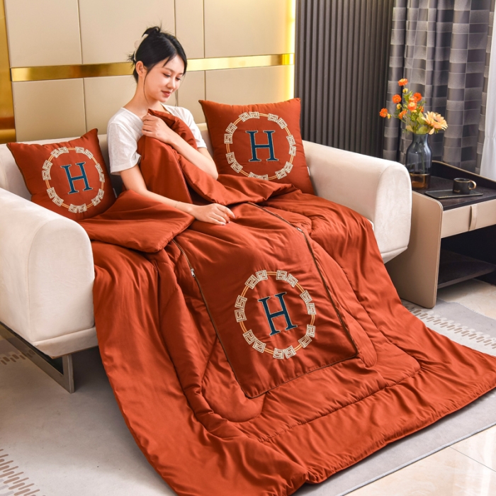 91家纺网 家纺一手货源 找家纺 阳光依佰抱枕被 2022新款磨毛回纹刺绣靠枕靠垫抱枕被 艾玛橙