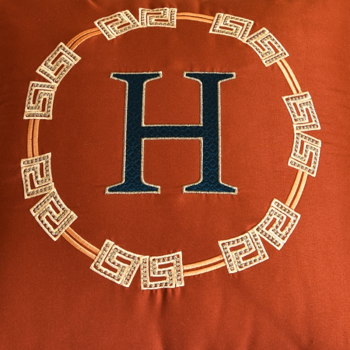 91家纺网 家纺一手货源 找家纺 阳光依佰抱枕被 2022新款磨毛回纹刺绣靠枕靠垫抱枕被 艾玛橙