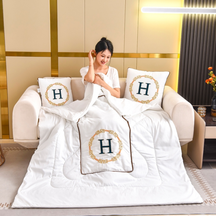 91家纺网 家纺一手货源 找家纺 阳光依佰抱枕被 2022新款磨毛回纹刺绣靠枕靠垫抱枕被 白色