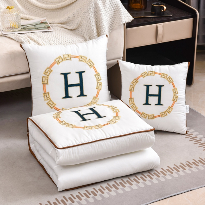 91家纺网 家纺一手货源 找家纺 阳光依佰抱枕被 2022新款磨毛回纹刺绣靠枕靠垫抱枕被 白色