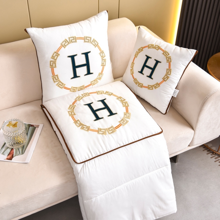 91家纺网 家纺一手货源 找家纺 阳光依佰抱枕被 2022新款磨毛回纹刺绣靠枕靠垫抱枕被 白色