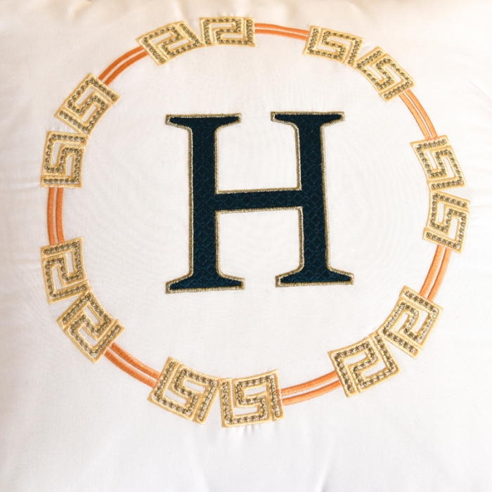 91家纺网 家纺一手货源 找家纺 阳光依佰抱枕被 2022新款磨毛回纹刺绣靠枕靠垫抱枕被 白色