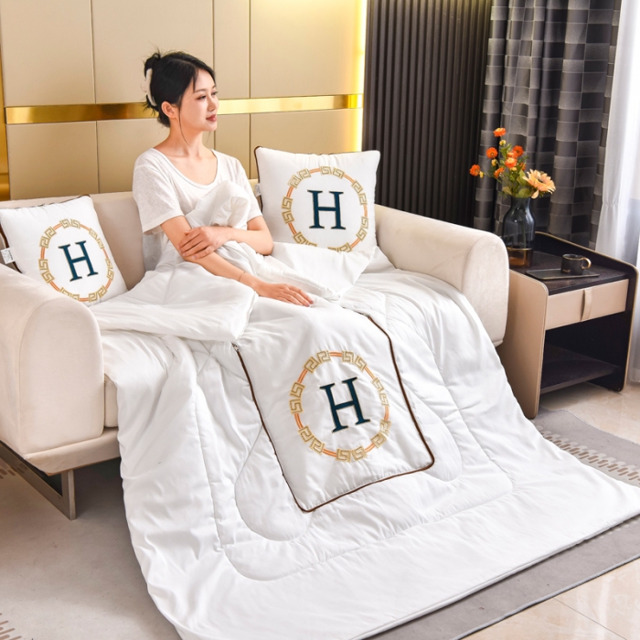 91家纺网 家纺一手货源 找家纺 阳光依佰抱枕被 2022新款磨毛回纹刺绣靠枕靠垫抱枕被 白色