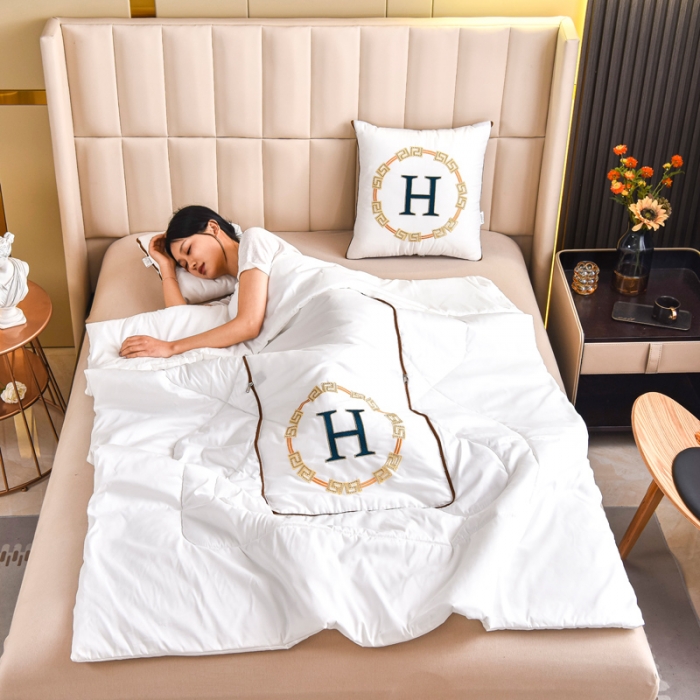 91家纺网 家纺一手货源 找家纺 阳光依佰抱枕被 2022新款磨毛回纹刺绣靠枕靠垫抱枕被 白色