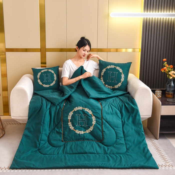 91家纺网 家纺一手货源 找家纺 阳光依佰抱枕被 2022新款磨毛回纹刺绣靠枕靠垫抱枕被 宝蓝色