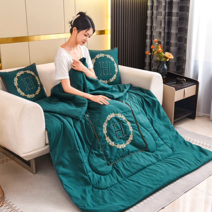 91家纺网 家纺一手货源 找家纺 阳光依佰抱枕被 2022新款磨毛回纹刺绣靠枕靠垫抱枕被 宝蓝色