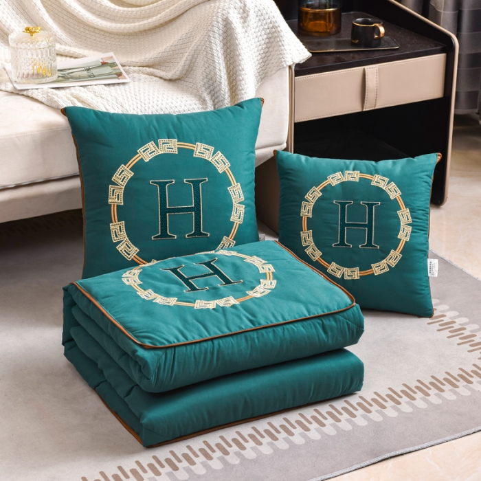 91家纺网 家纺一手货源 找家纺 阳光依佰抱枕被 2022新款磨毛回纹刺绣靠枕靠垫抱枕被 宝蓝色