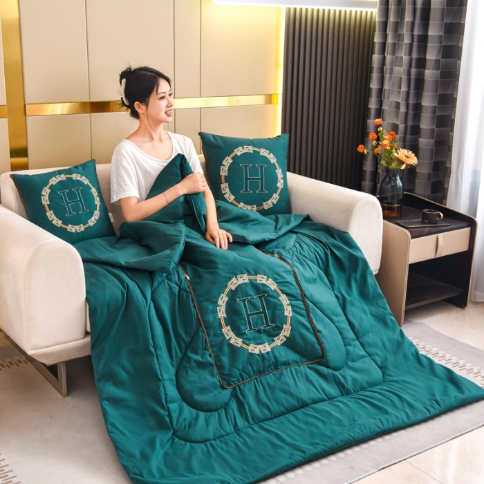 91家纺网 家纺一手货源 找家纺 阳光依佰抱枕被 2022新款磨毛回纹刺绣靠枕靠垫抱枕被 宝蓝色