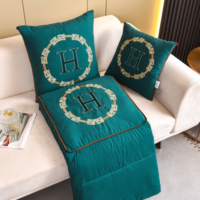 91家纺网 家纺一手货源 找家纺 阳光依佰抱枕被 2022新款磨毛回纹刺绣靠枕靠垫抱枕被 宝蓝色