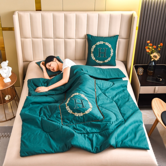 91家纺网 家纺一手货源 找家纺 阳光依佰抱枕被 2022新款磨毛回纹刺绣靠枕靠垫抱枕被 宝蓝色