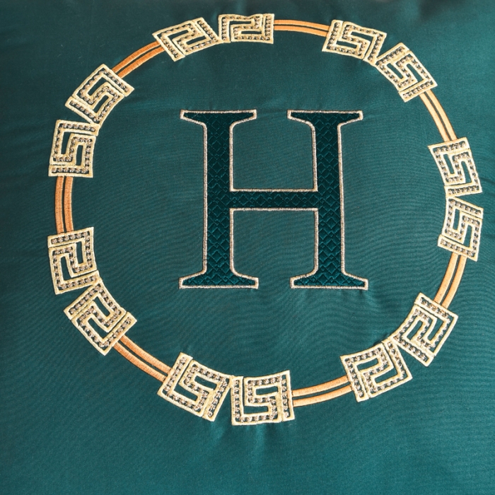 91家纺网 家纺一手货源 找家纺 阳光依佰抱枕被 2022新款磨毛回纹刺绣靠枕靠垫抱枕被 宝蓝色