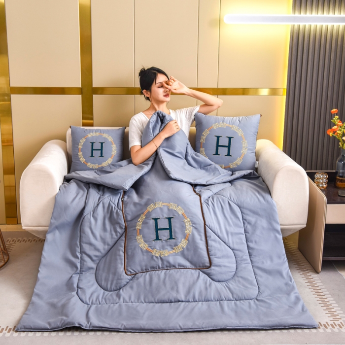 91家纺网 家纺一手货源 找家纺 阳光依佰抱枕被 2022新款磨毛回纹刺绣靠枕靠垫抱枕被 高级灰