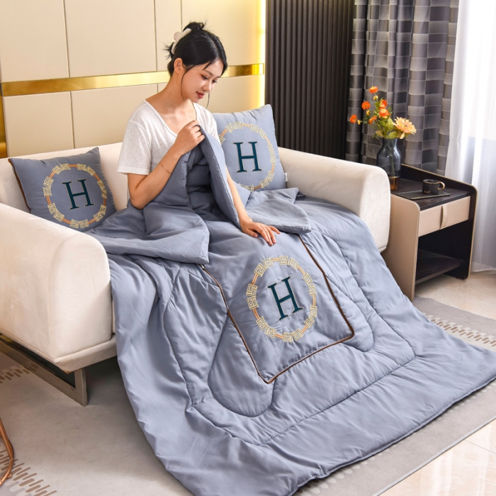 91家纺网 家纺一手货源 找家纺 阳光依佰抱枕被 2022新款磨毛回纹刺绣靠枕靠垫抱枕被 高级灰