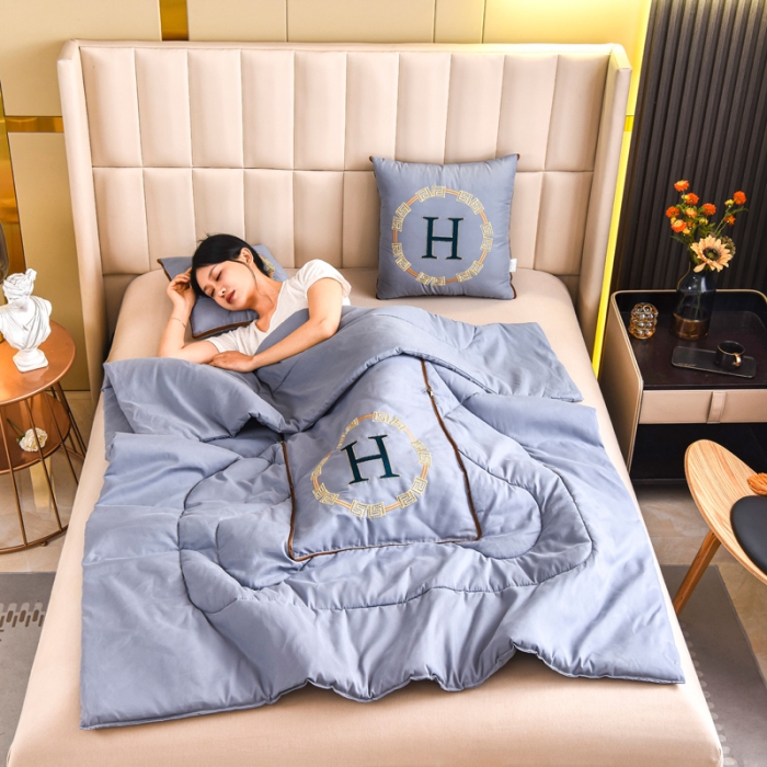 91家纺网 家纺一手货源 找家纺 阳光依佰抱枕被 2022新款磨毛回纹刺绣靠枕靠垫抱枕被 高级灰