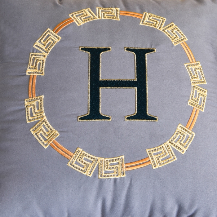 91家纺网 家纺一手货源 找家纺 阳光依佰抱枕被 2022新款磨毛回纹刺绣靠枕靠垫抱枕被 高级灰