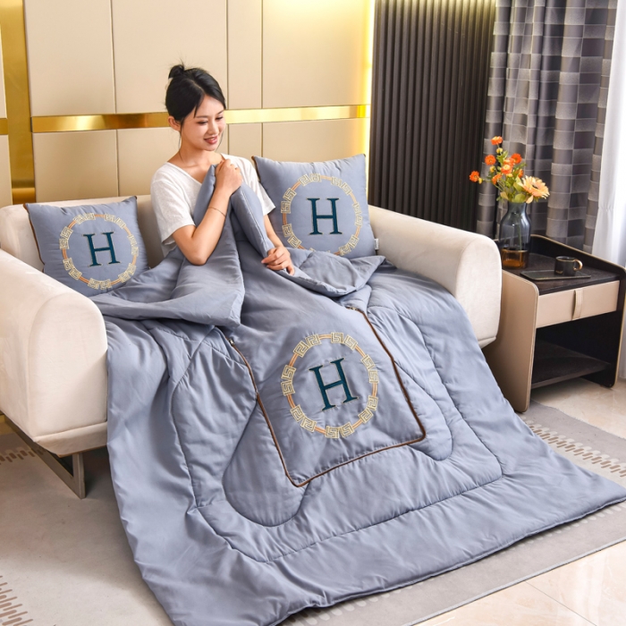 91家纺网 家纺一手货源 找家纺 阳光依佰抱枕被 2022新款磨毛回纹刺绣靠枕靠垫抱枕被 高级灰