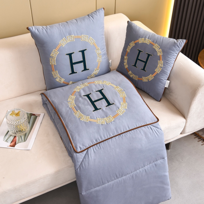 91家纺网 家纺一手货源 找家纺 阳光依佰抱枕被 2022新款磨毛回纹刺绣靠枕靠垫抱枕被 高级灰