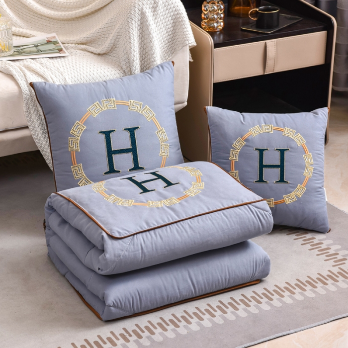 91家纺网 家纺一手货源 找家纺 阳光依佰抱枕被 2022新款磨毛回纹刺绣靠枕靠垫抱枕被 高级灰