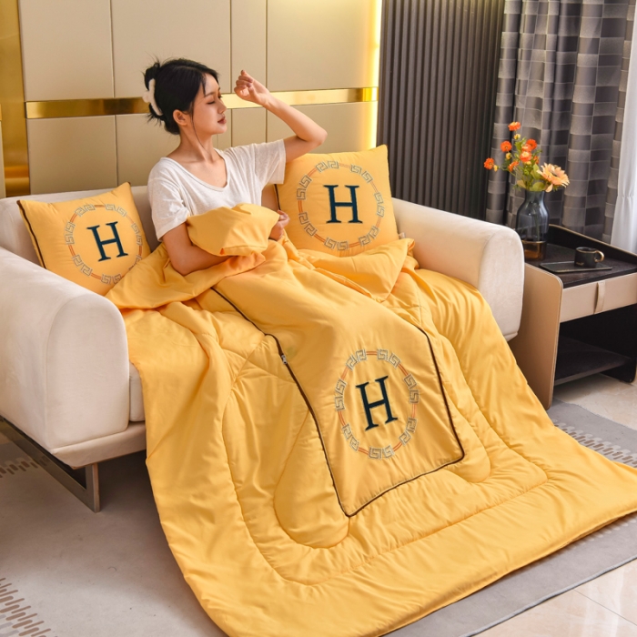 91家纺网 家纺一手货源 找家纺 阳光依佰抱枕被 2022新款磨毛回纹刺绣靠枕靠垫抱枕被 明黄色