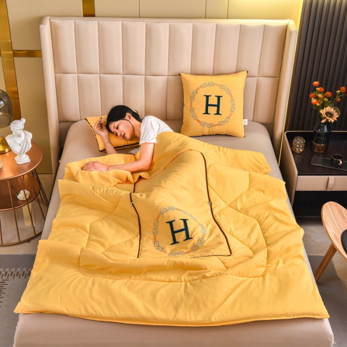 91家纺网 家纺一手货源 找家纺 阳光依佰抱枕被 2022新款磨毛回纹刺绣靠枕靠垫抱枕被 明黄色