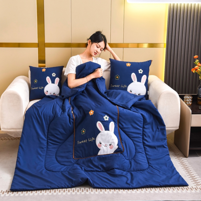 91家纺网 家纺一手货源 找家纺 阳光依佰抱枕被 2022新款磨毛小兔子贴布刺绣靠枕靠垫抱枕被 宝石蓝