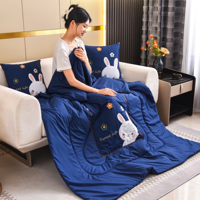 91家纺网 家纺一手货源 找家纺 阳光依佰抱枕被 2022新款磨毛小兔子贴布刺绣靠枕靠垫抱枕被 宝石蓝