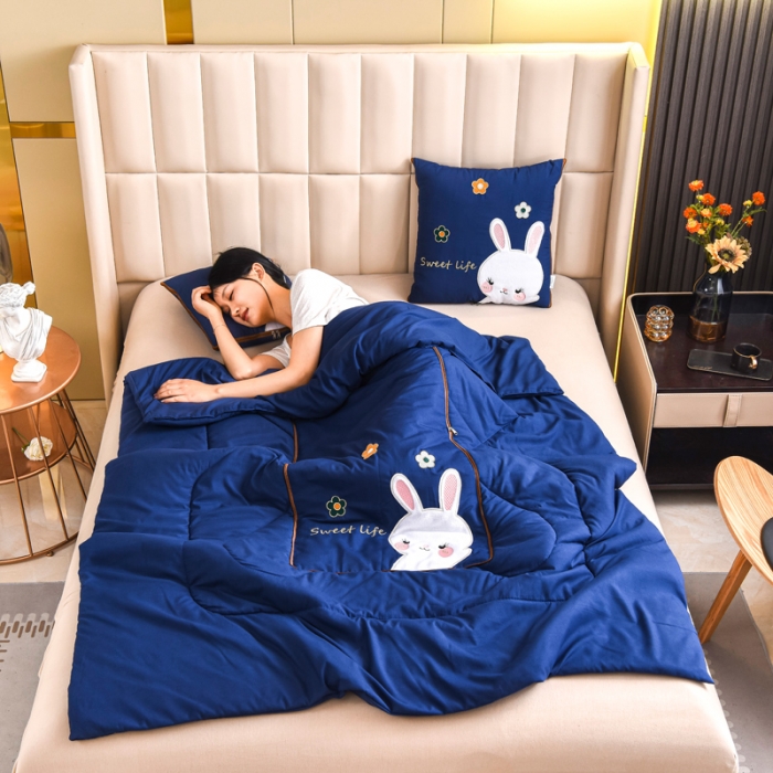 91家纺网 家纺一手货源 找家纺 阳光依佰抱枕被 2022新款磨毛小兔子贴布刺绣靠枕靠垫抱枕被 宝石蓝