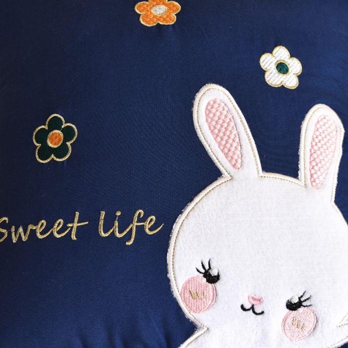 91家纺网 家纺一手货源 找家纺 阳光依佰抱枕被 2022新款磨毛小兔子贴布刺绣靠枕靠垫抱枕被 宝石蓝