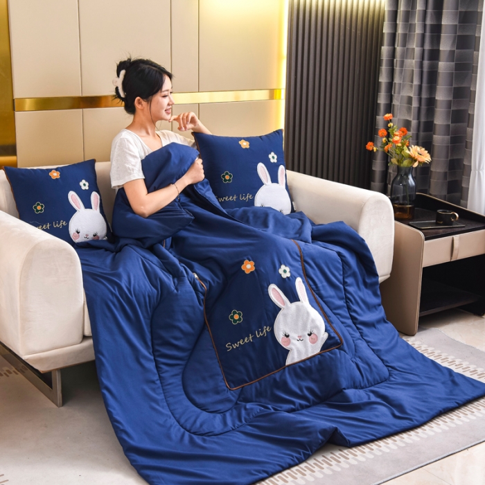 91家纺网 家纺一手货源 找家纺 阳光依佰抱枕被 2022新款磨毛小兔子贴布刺绣靠枕靠垫抱枕被 宝石蓝