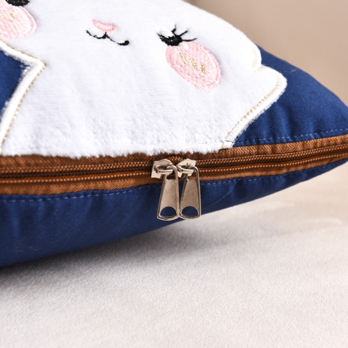 91家纺网 家纺一手货源 找家纺 阳光依佰抱枕被 2022新款磨毛小兔子贴布刺绣靠枕靠垫抱枕被 宝石蓝