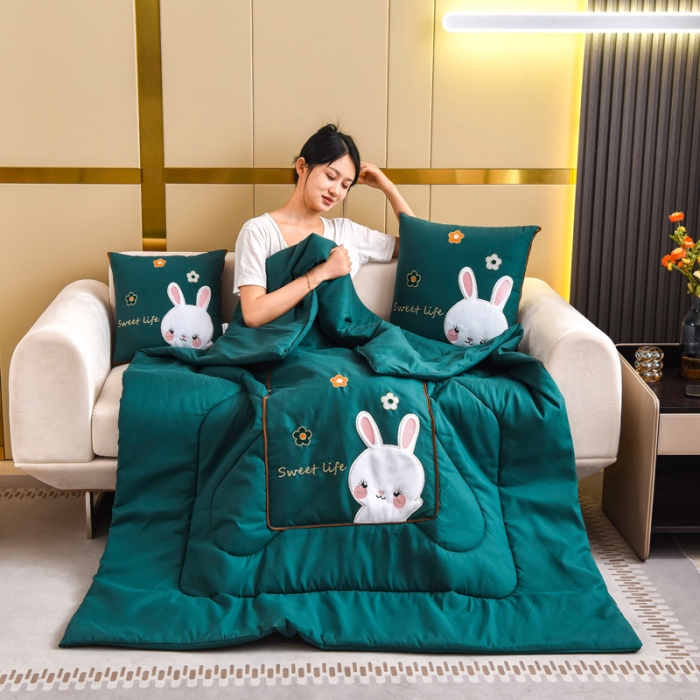 91家纺网 家纺一手货源 找家纺 阳光依佰抱枕被 2022新款磨毛小兔子贴布刺绣靠枕靠垫抱枕被 松石绿