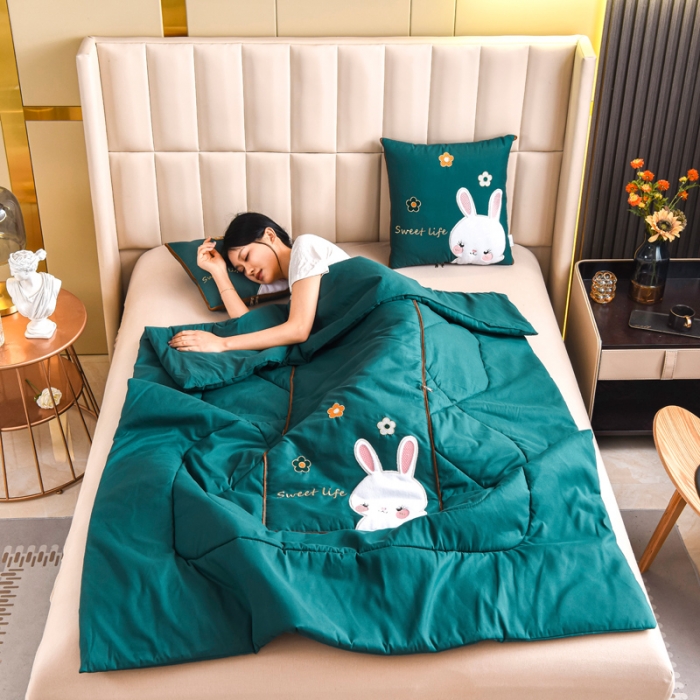 91家纺网 家纺一手货源 找家纺 阳光依佰抱枕被 2022新款磨毛小兔子贴布刺绣靠枕靠垫抱枕被 松石绿