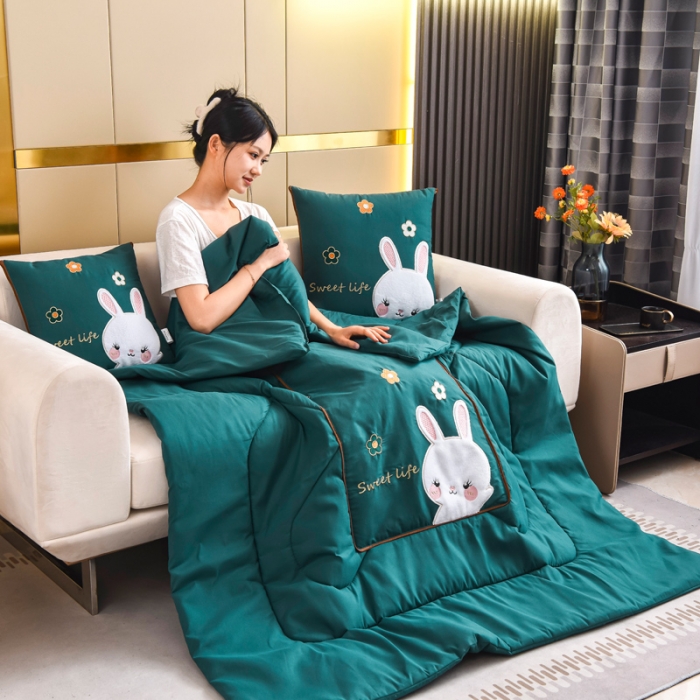 91家纺网 家纺一手货源 找家纺 阳光依佰抱枕被 2022新款磨毛小兔子贴布刺绣靠枕靠垫抱枕被 松石绿