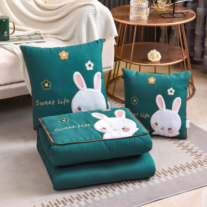 91家纺网 家纺一手货源 找家纺 阳光依佰抱枕被 2022新款磨毛小兔子贴布刺绣靠枕靠垫抱枕被 松石绿