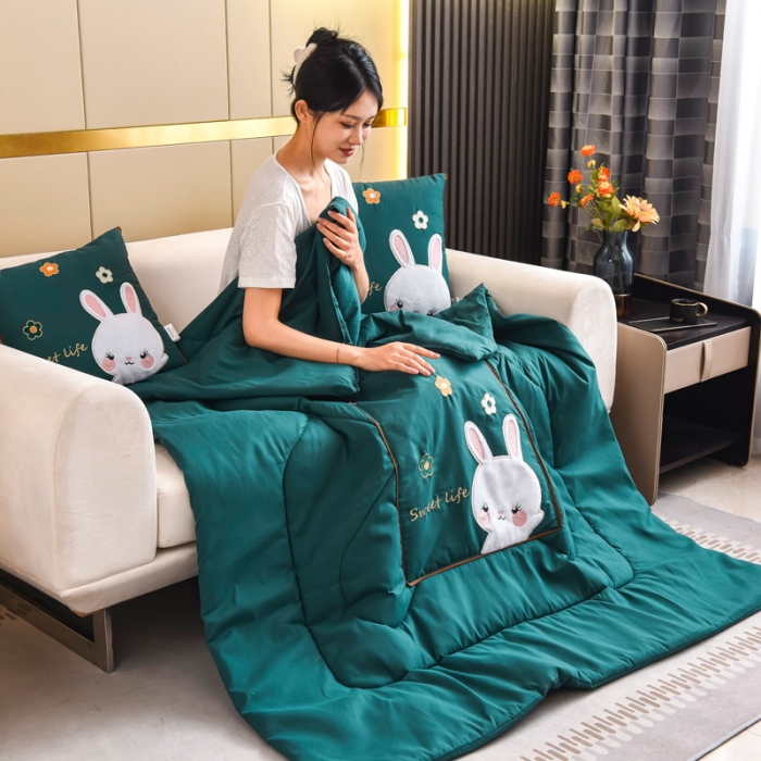 91家纺网 家纺一手货源 找家纺 阳光依佰抱枕被 2022新款磨毛小兔子贴布刺绣靠枕靠垫抱枕被 松石绿