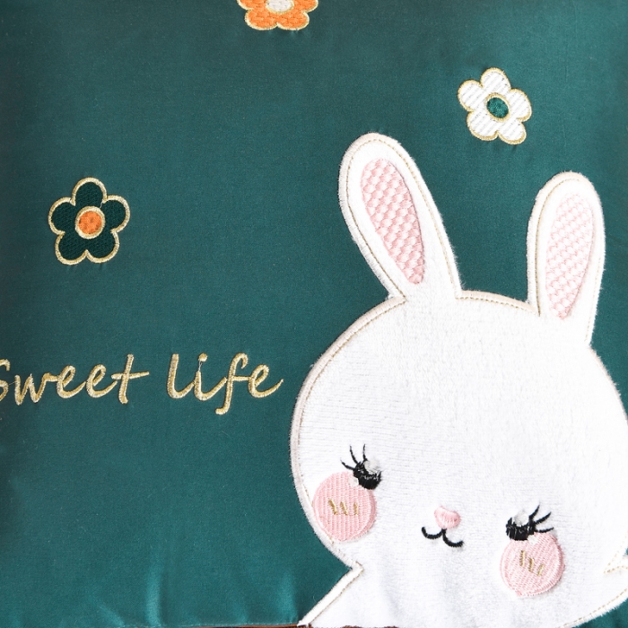 91家纺网 家纺一手货源 找家纺 阳光依佰抱枕被 2022新款磨毛小兔子贴布刺绣靠枕靠垫抱枕被 松石绿