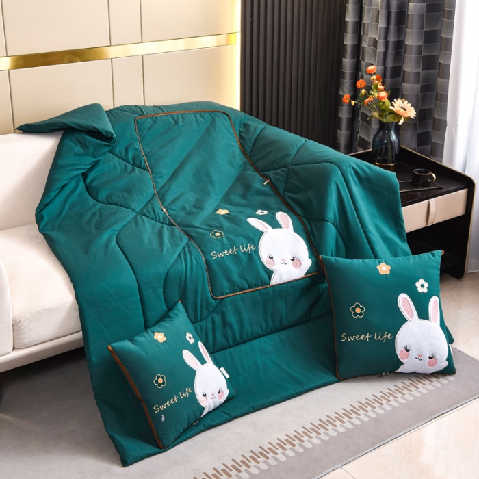 91家纺网 家纺一手货源 找家纺 阳光依佰抱枕被 2022新款磨毛小兔子贴布刺绣靠枕靠垫抱枕被 松石绿