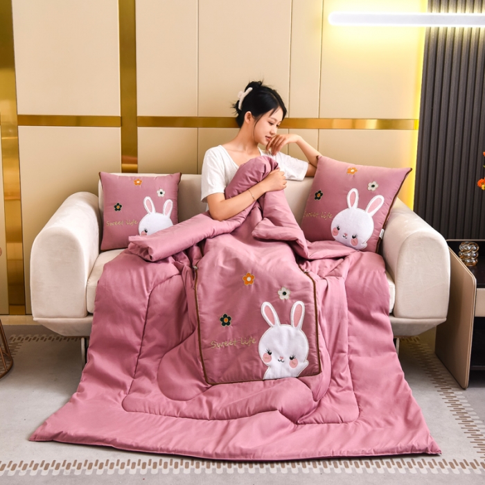 91家纺网 家纺一手货源 找家纺 阳光依佰抱枕被 2022新款磨毛小兔子贴布刺绣靠枕靠垫抱枕被 桃粉色