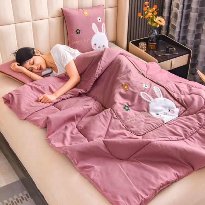 91家纺网 家纺一手货源 找家纺 阳光依佰抱枕被 2022新款磨毛小兔子贴布刺绣靠枕靠垫抱枕被 桃粉色