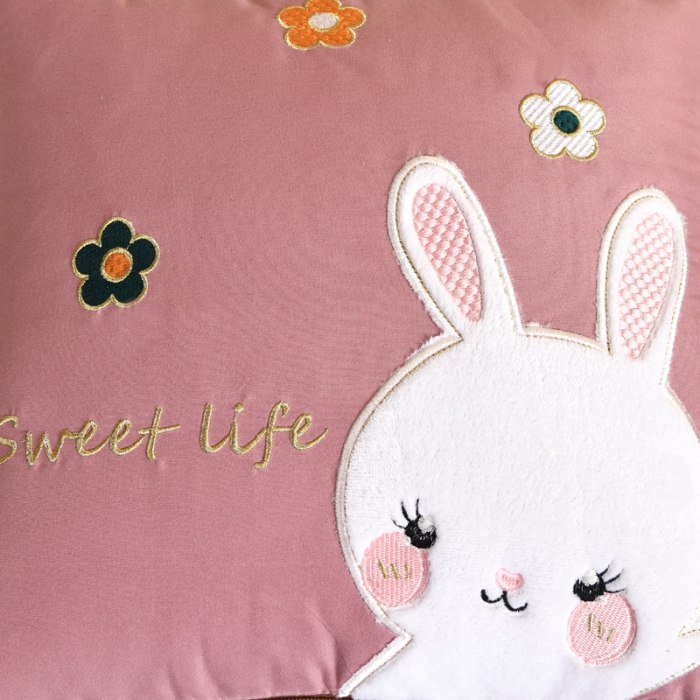 91家纺网 家纺一手货源 找家纺 阳光依佰抱枕被 2022新款磨毛小兔子贴布刺绣靠枕靠垫抱枕被 桃粉色