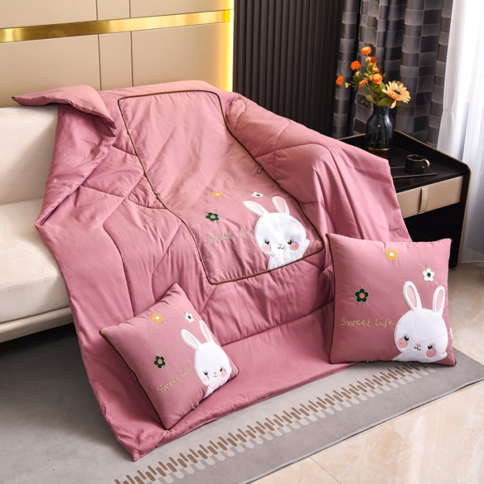 91家纺网 家纺一手货源 找家纺 阳光依佰抱枕被 2022新款磨毛小兔子贴布刺绣靠枕靠垫抱枕被 桃粉色