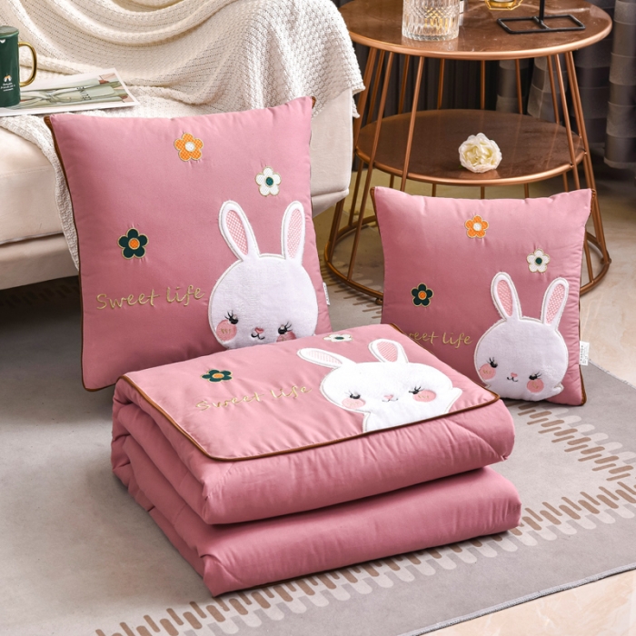 91家纺网 家纺一手货源 找家纺 阳光依佰抱枕被 2022新款磨毛小兔子贴布刺绣靠枕靠垫抱枕被 桃粉色