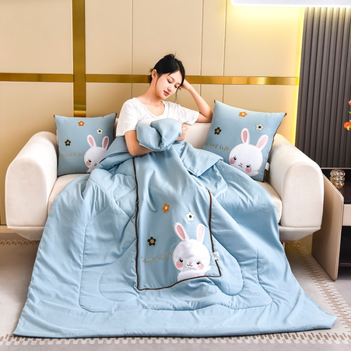 91家纺网 家纺一手货源 找家纺 阳光依佰抱枕被 2022新款磨毛小兔子贴布刺绣靠枕靠垫抱枕被 婴儿蓝