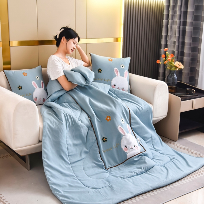 91家纺网 家纺一手货源 找家纺 阳光依佰抱枕被 2022新款磨毛小兔子贴布刺绣靠枕靠垫抱枕被 婴儿蓝