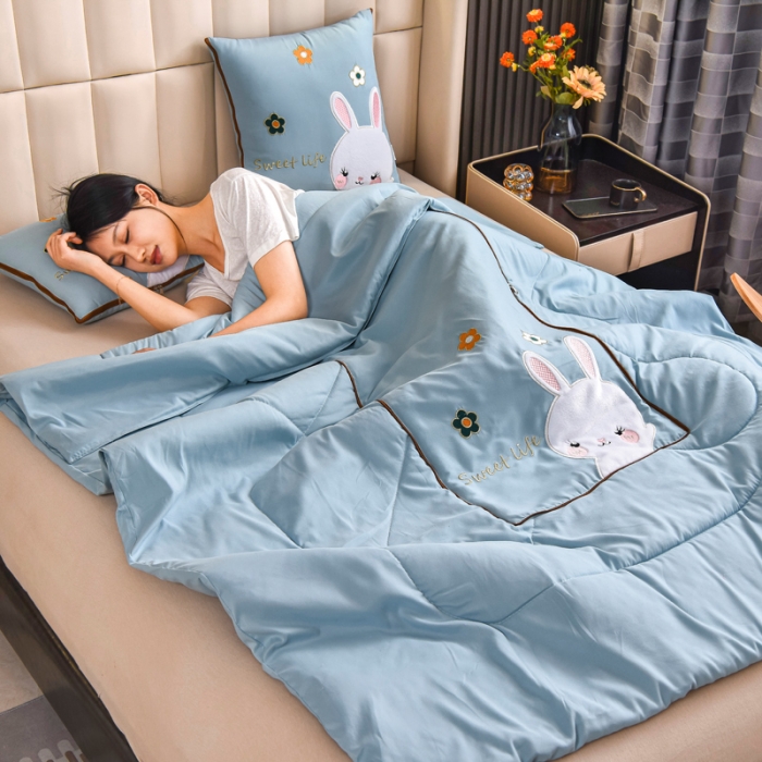 91家纺网 家纺一手货源 找家纺 阳光依佰抱枕被 2022新款磨毛小兔子贴布刺绣靠枕靠垫抱枕被 婴儿蓝