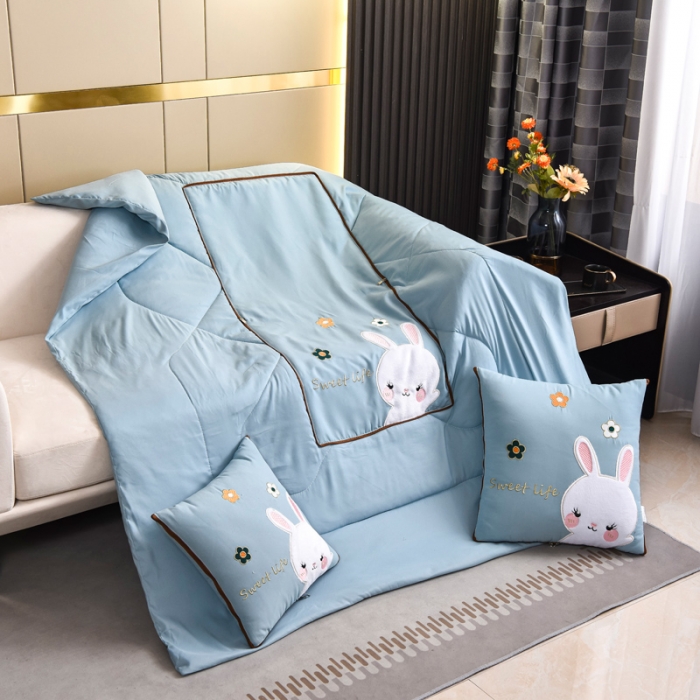 91家纺网 家纺一手货源 找家纺 阳光依佰抱枕被 2022新款磨毛小兔子贴布刺绣靠枕靠垫抱枕被 婴儿蓝
